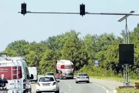 Im Notfall wird der Verkehr vor der Rheinbrücke komplett gestoppt.