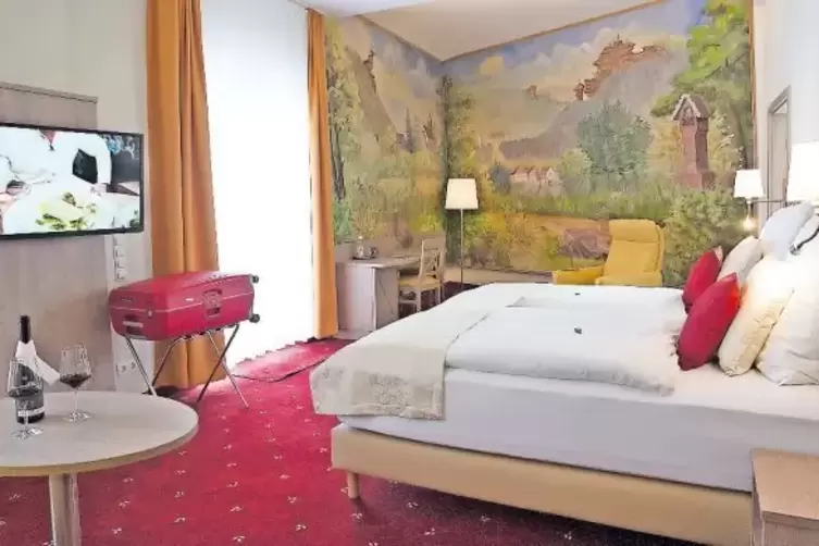 Mit dem B&uuml;hnenbild des fr&uuml;heren Saals: das gro&szlig;z&uuml;gige &bdquo;Gauglitz-Zimmer&ldquo;, das an den Hauensteiner K&uuml;nstler erinnert, der das Bild