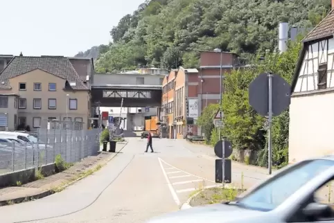 Für die Kartonfabrik Buchmann wird während der Bauarbeiten eine provisorische Zufahrt hergestellt.