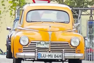 Ein Klassiker in Orange: Doris und Hans-Georg Balbachs Peugeot 203 C aus dem Jahr 1956.