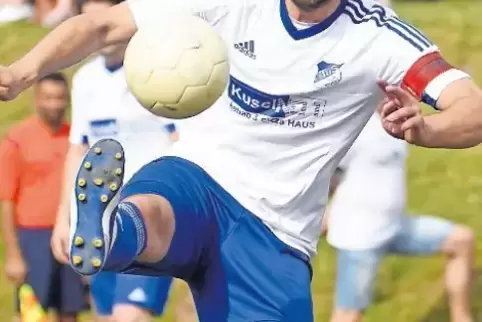 Mit seinen Kameraden heute gegen den TuS Steinbach gefordert: Kevin Hebel, der auch zur neuen Runde die Kapitänsbinde trägt.