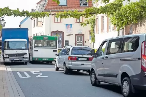 Eng: die Bundesstraße 271 führt durch Bockenheim.
