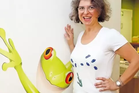 Die Frösche an der Wand gab es schon – Esra Böke ist neu. Sie freut sich über die eigene Praxis in Neuhofen.