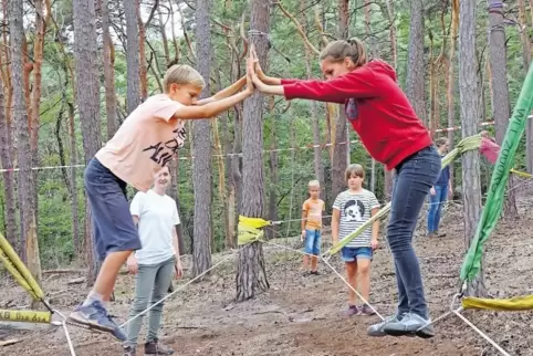 An dieser Stelle des Seil-Parcours schafft man es nicht alleine rüber – eine „Brücke der Kooperation“ ist notwendig.