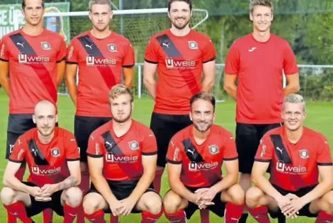 Der neue Trainer Jens Bodemer (rechts) mit (von links, stehend) Patrick Grimm, Tim Kiefer, Christoph Gadinger und (vorn) Patrick