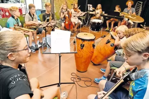 14 Kinder zwischen sieben und zwölf Jahren studieren mit dem Musikpädagogen Christian Schatka den „Mo’ Better Blues“ ein.