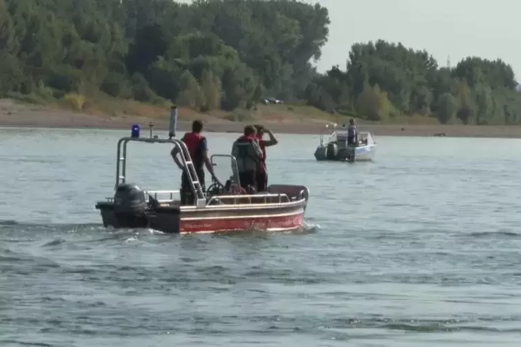 Rettungskräfte suchen nach den Mädchen auf dem Rhein. Foto: Hanna 