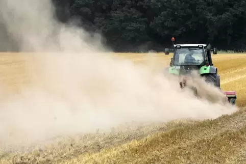 Landwirtschaft_Traktor_Feld_Egge_Staubwolke_DPA.jpg