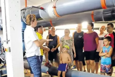 Rohre , Rohre und Pumpen: Zwei Wochen dauert es, bis alle Becken mit Wasser gefüllt sind.