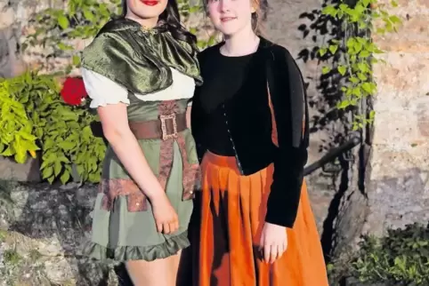 Lena (links) und Laura in ihren Theaterkostümen.