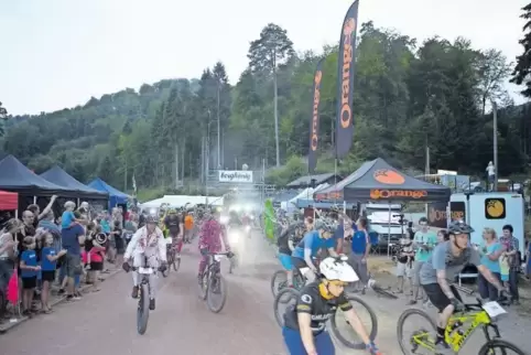 Beim nächtlichen Hauptrennen zählte über die sportliche Leistung hinaus auch der Spaß: Viele nahmen in skurrilen Kostümen teil.