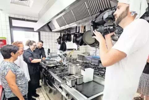 Das Lokal „Die Bühne“ nimmt an der Fernsehshow „Mein Lokal, dein Lokal“ teil. Am Herd stehen von links Sabine Emanuel, Sabine Ho