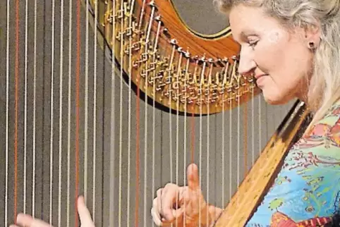 Ulla van Daelen an der Harfe.