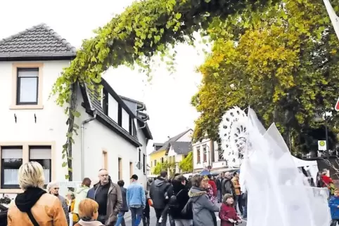 Auch die schöne Rebenranke am Dorfplatz in Erpolzheim (hier fotografiert beim Martinsmarkt) wurde abgeschnitten.