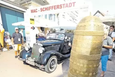 Im Zeichen des Goldenen Hutes: Los geht die Fahrt der ehrwürdigen Fahrzeuge.