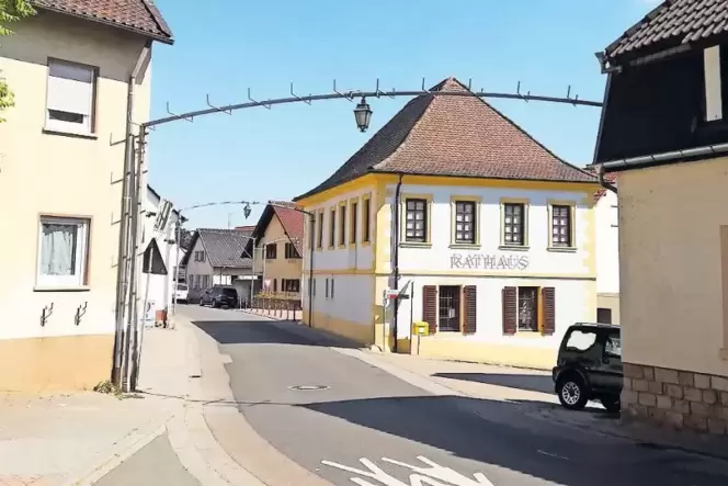 Kahlschlag in Erpolzheim: Auch die Rebenranken am Rathaus wurden abgeschnitten.
