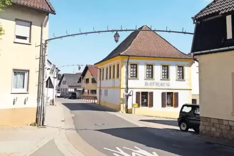 Kahlschlag in Erpolzheim: Auch die Rebenranken am Rathaus wurden abgeschnitten.