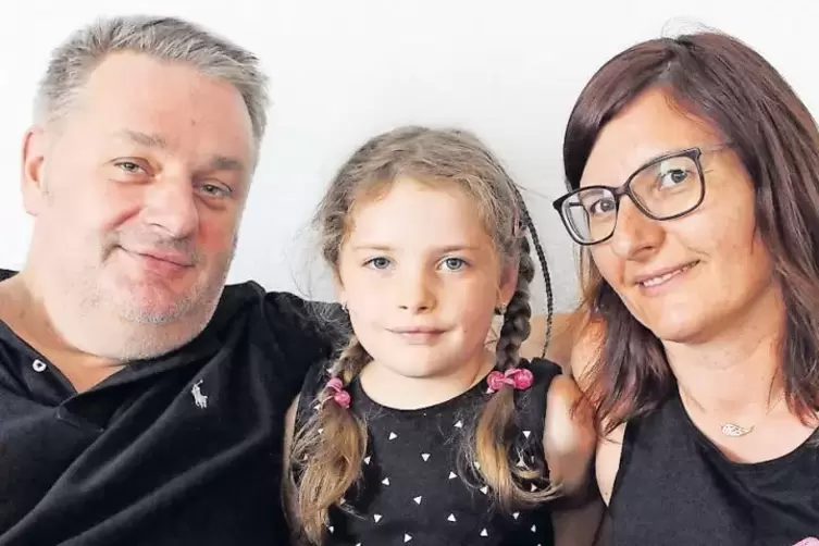 W&uuml;nscht sich eine Schult&uuml;te mit Pferden drauf: Emma Ehlert zwischen Vater Thomas und Mutter Ewa.
