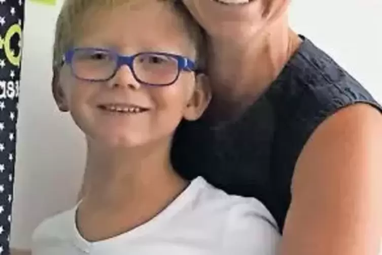 Freut sich auf Fu&szlig;ball spielen: Theo Klaer mit Mutter Eva.