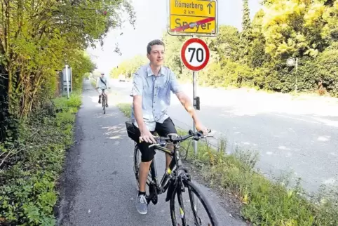 Von Römerberg nach Speyer gerollt: Strecken-Tester Luke Schneider am Beginn der Landauer Straße.
