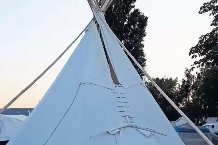 &bdquo;Adlerfeder&ldquo; h&auml;lt auch am sp&auml;ten Abend vor dem Tipi noch Ausschau nach einer B&uuml;ffelherde.