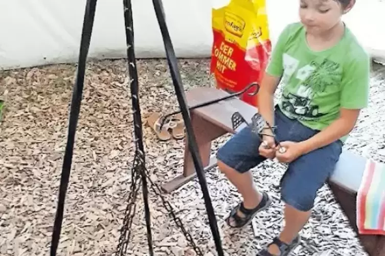 Max bewacht die Bratwurst, w&auml;hrend der Grillmeister Luft schnappt.