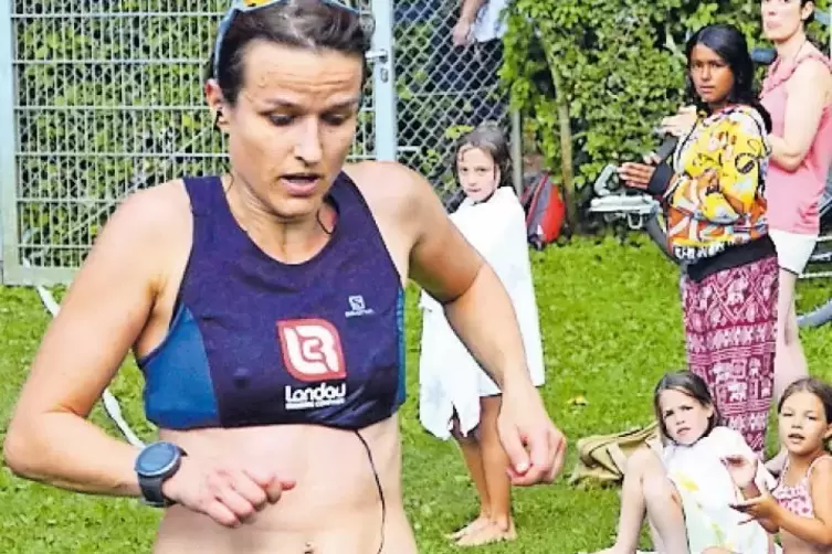 Pia Winkelblech kommt als Siegerin ins Ziel.