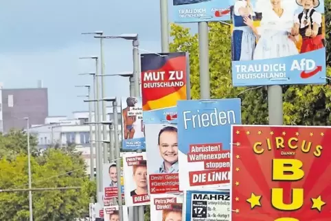 Parteien werben um Stimmen, wie hier 2017 im Bundestagswahlkampf. Auch Schüler sollen sich mit politischen Inhalten auseinanders