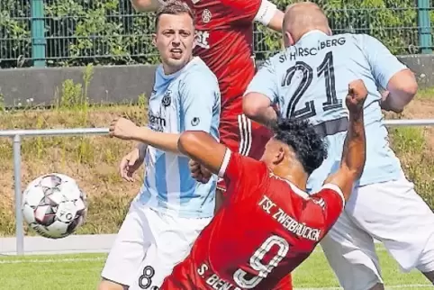Ins eigene Netz: Herschbergs Jannik Jörg (Nummer 21) will gegen Sayfedine Elkhadem (vorne) klären und hat Pech.