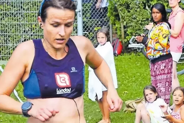 Als schnellste Frau über 10,2 Kilometer im Ziel auf dem Freibad-Rasen: Pia Winkelblech, die Deutsche Meisterin im Ultra-Trail.