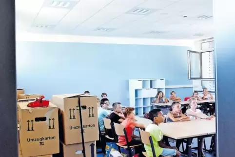 Neuer Schulsaal in Blau: Die Umzugskisten zeigen, dass die Schüler, die zwei Jahre lang in Wallhalben unterrichtet wurden, wiede