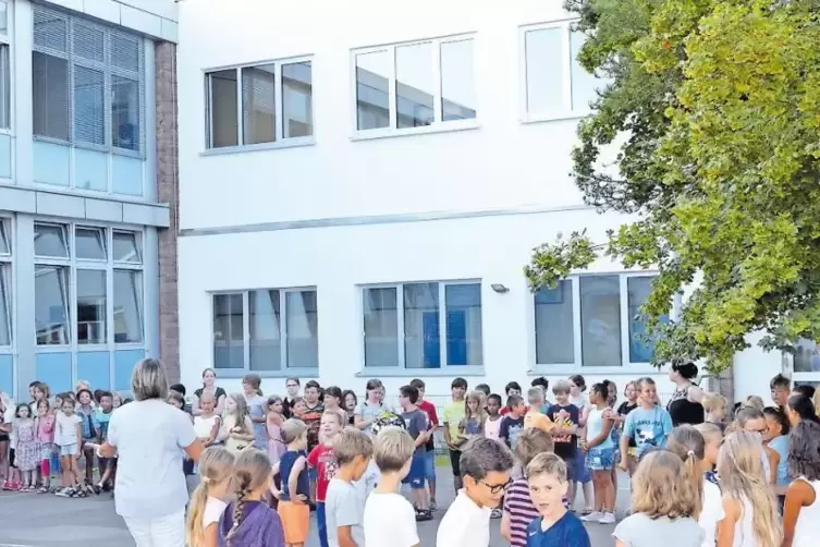Modernisiert, aufgestockt, erneuert und vergr&ouml;&szlig;ert wurde die Grundschule in Waldfischbach-Burgalben. Der obere Pausenhof in nun 