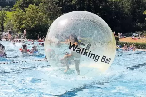 Übers Wasser gehen konnten die Teilnehmer des Kinderfestes im Altenglaner Schwimmbad auch – allerdings nur mit Hilfe von überdim