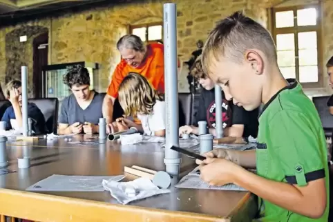 Mit Materialien aus dem Baumarkt wurden Teleskope gebaut.