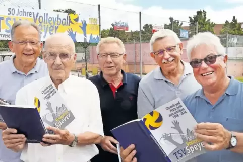 Stolz auf die Festschrift: von links Heinz Fischer, Karlheinz Becker, Walter Schönig, Ralf Gollon und Michael Lauter.
