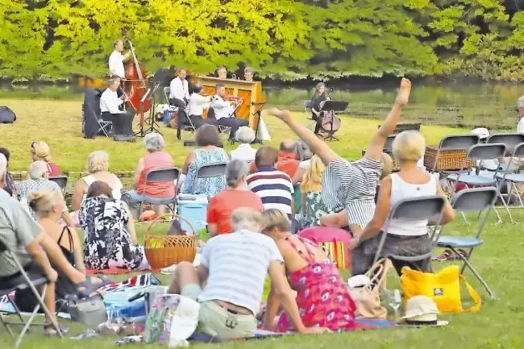 An den Picknickkörben der Zuschauer laben sich in den Pausen auch die Musiker.