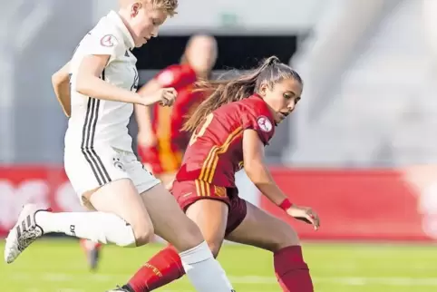 Eine Szene aus dem Finale, das die deutschen U19-Spielerinnen mit 0:1 verloren: Paulina Krumbiegel (links) und Maria Llompart.