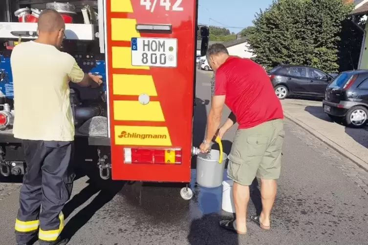 Die Blieskasteler Feuerwehr verteilt Trinkwasser.
