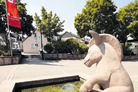 Strahlt mit der Sonne um die Wette: Der Strahleselbrunnen mitten in Erlebach. Dort findet morgen die „Redaktion vor Ort“ statt.