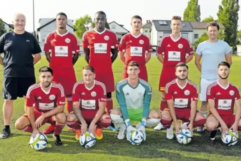 Der ASV Fußgönheim will den Abstiegskampf vermeiden. Co-Trainer Marcello Libori, Julien Jubin, Robby van Rahden, Kenny Schäfer, 