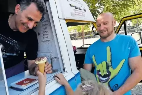 Natürlich mit Schokostreuseln: Luigi Tasca reicht Darija ihr Eis aus seinem VW-Bus. Rechts: Igor Terbunskyy.