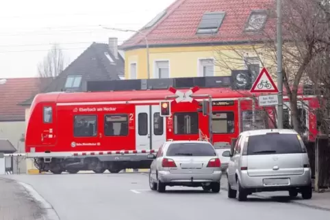 Müssen an der Bahnschranke in Berghausen noch warten: die Autofahrer. Wenn die Unterführung gebaut wurde, können sie unter den B