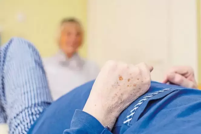 Zuhören, Austauschen, Vorlesen – die Ehrenamtlichen des Hospizdienstes erfüllen viele Wünsche. Zuhören, Austauschen, Vorlesen – die Ehrenamtlichen des Hospizdienstes erfüllen viele Wünsche.