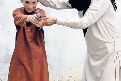 Der IS trainiert auch Kinder an der Waffe.