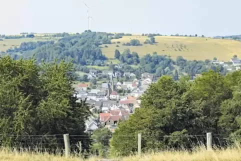 Typisch Sickinger Höhe: Windräder sind vom Hausberg bei Bann immer wieder auszumachen.