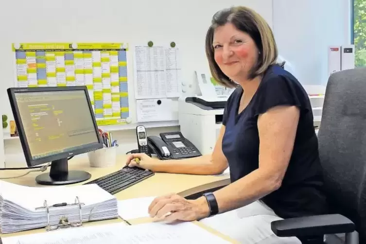 Listen f&uuml;r jeden Sch&uuml;ler: Astrid Bold hat im Sekretariat der Realschule plus in Ramstein-Miesenbach auch in den Ferien genug zu 