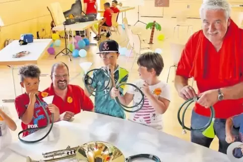 Trompetenbau: Lasse, Fabio, Philipp, Johanna und Daniel bauen mit Gitarrenlehrer Jochen Müller und Otto Fuchs, Dirigent und Ausb