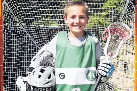 Nichts für Weicheier: Oliver Späh in voller Lacrosse-Montur mit Helm, Handschuhen sowie Schulter- und Brustschutz.