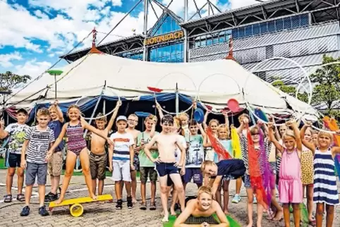 Die Zirkus-Truppe vor der Hornbach-Zentrale.