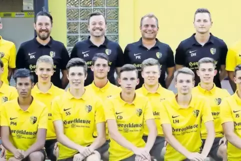 Fototermin mit allem (von links): hinten Florian Richter, Bruno Kaufmann (Trainer TUS II), Kevin Konz, Patrick Richter (spielend